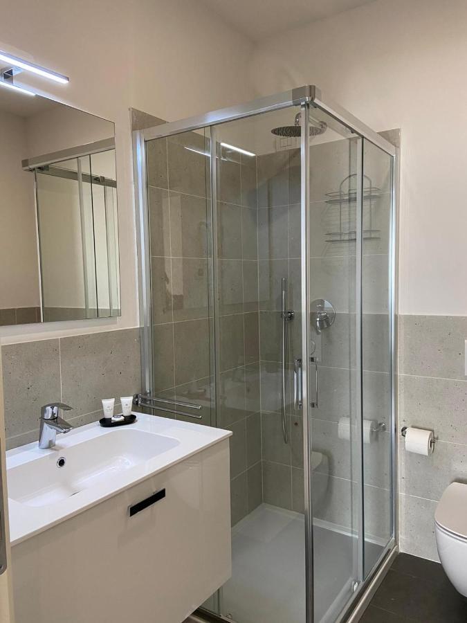 Twin Room Shower,1028729896:JPEG