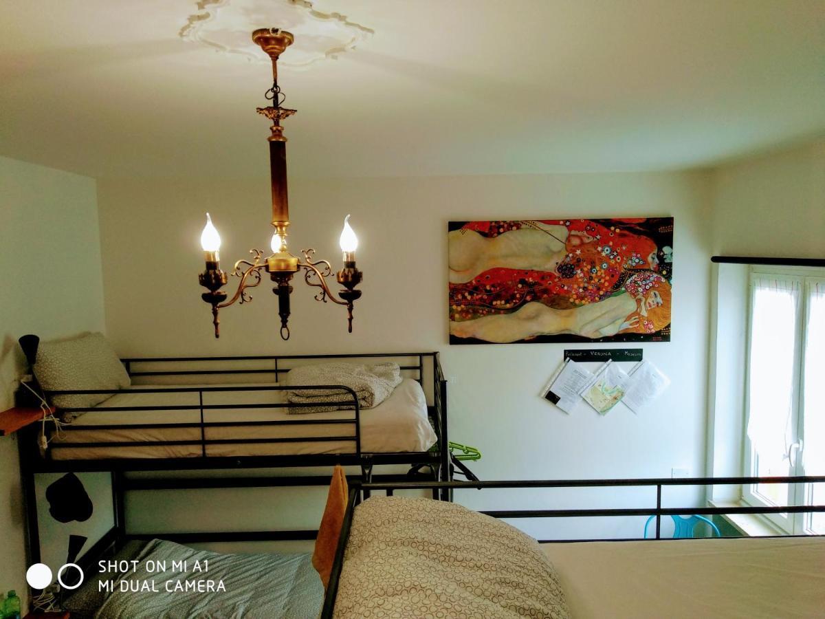 Posto Letto in Dormitorio Femminile con 6 Letti