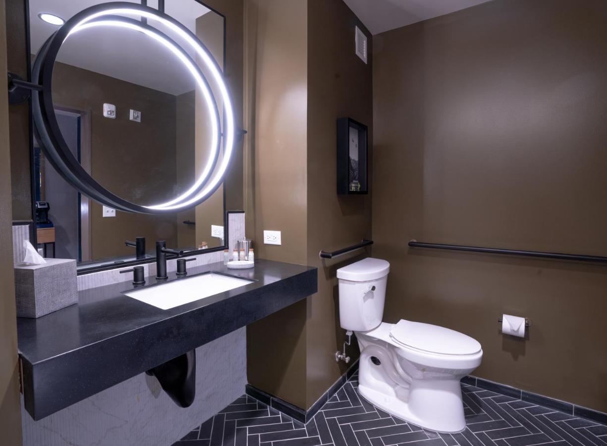 King Room - Mobility Access Tub - Non-Smoking