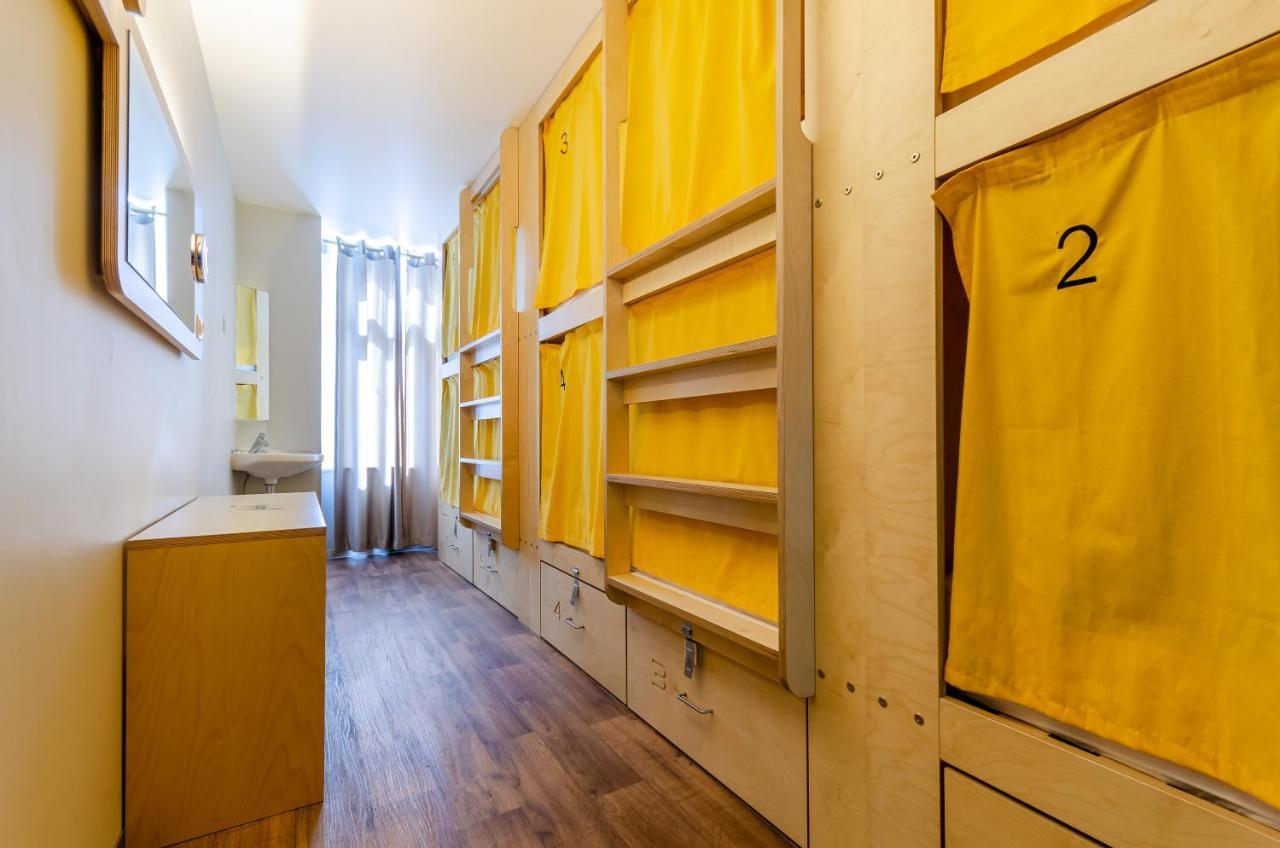 Litera en una habitación compartida femenina de 6 camas