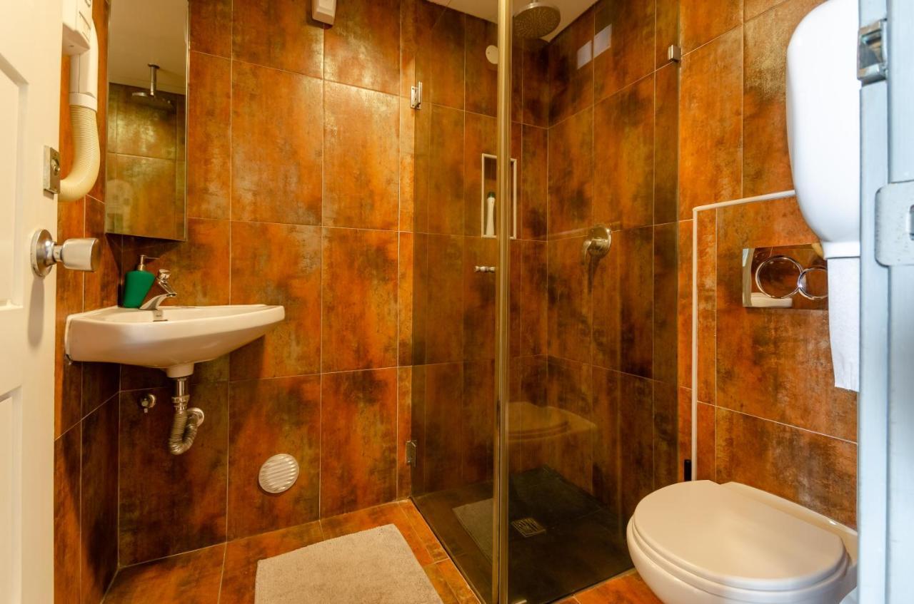 Litera en dormitorio compartido mixto de 6 camas con baño privado