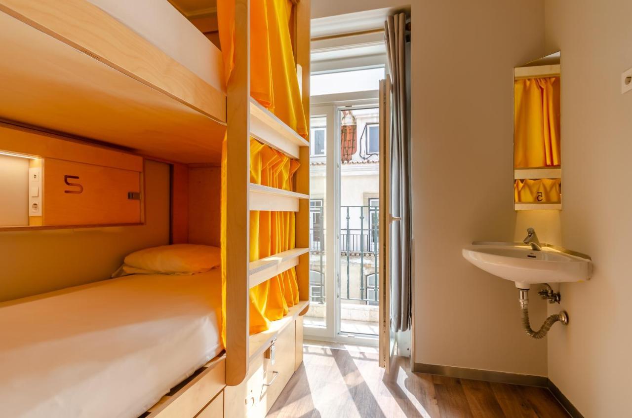 Cama en dormitorio compartido femenino de 5 camas