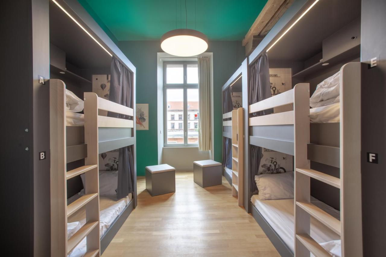 Bed in een Gemengde Slaapzaal met 6 Bedden