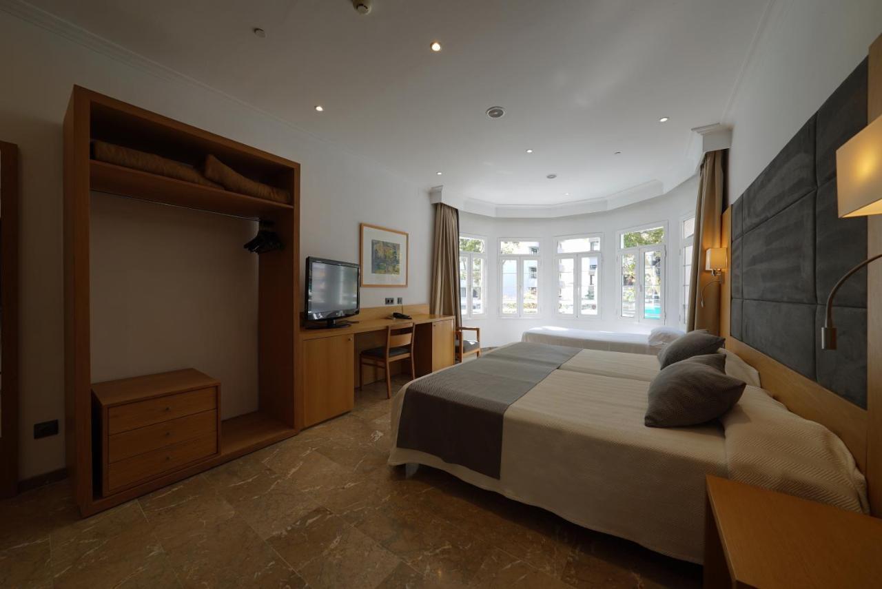 Sextuple Family Room