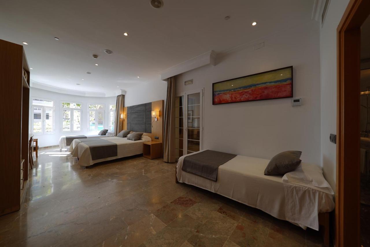 Sextuple Family Room