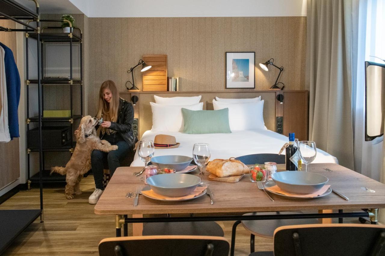 Monolocale con Angolo Cottura, 1 Letto Matrimoniale e Divano-Letto