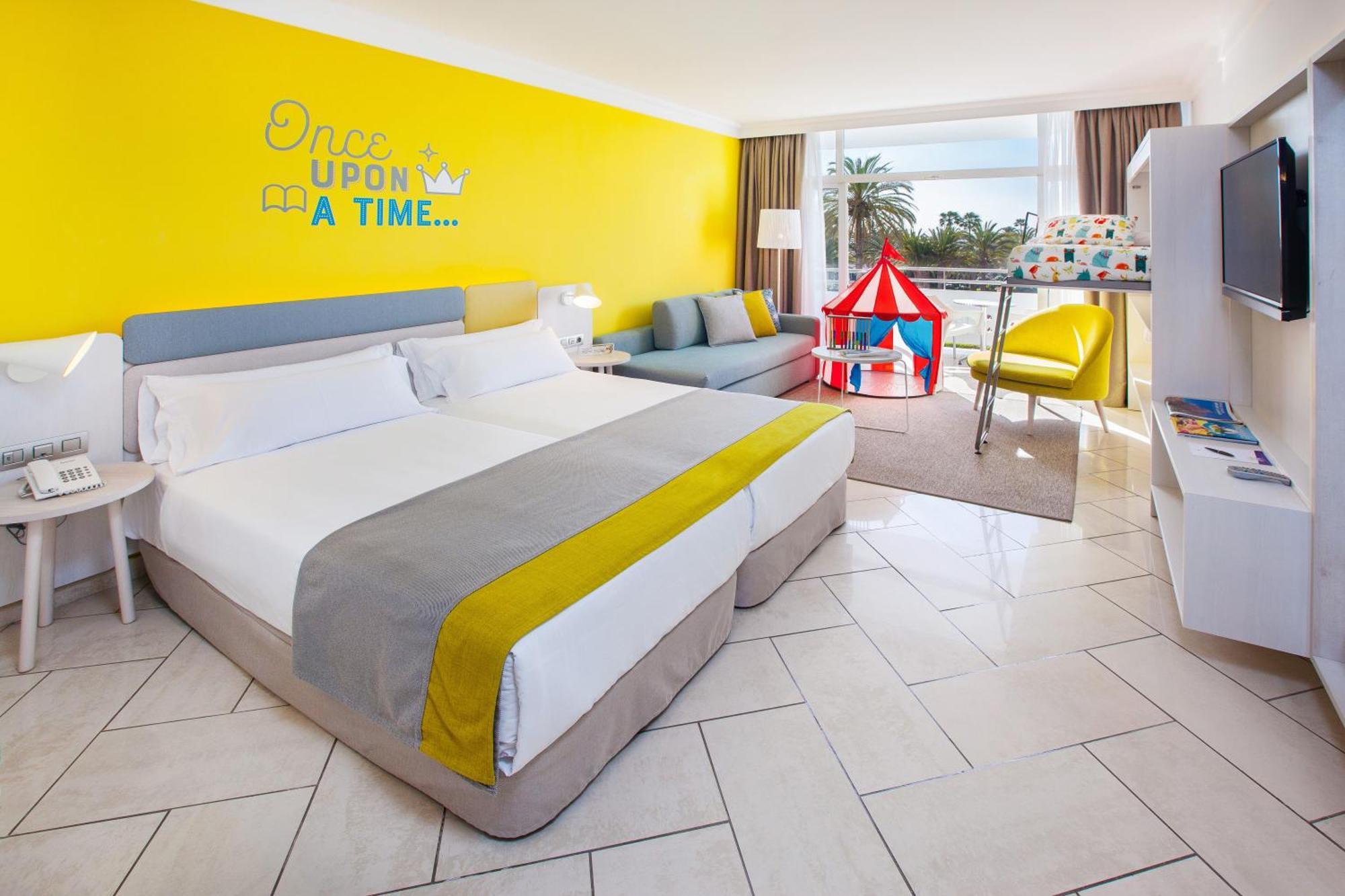 Family Room,1232023703:JPEG