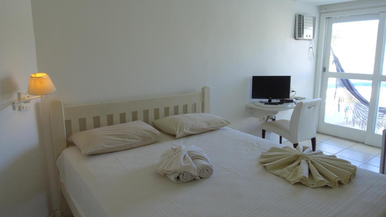 Habitación con cama grande y vistas al mar