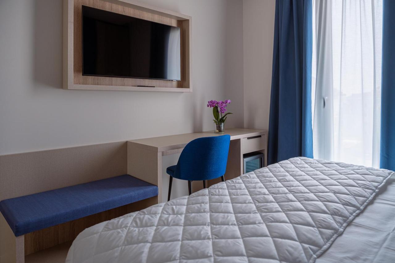 Double or Twin Room Side Sea View