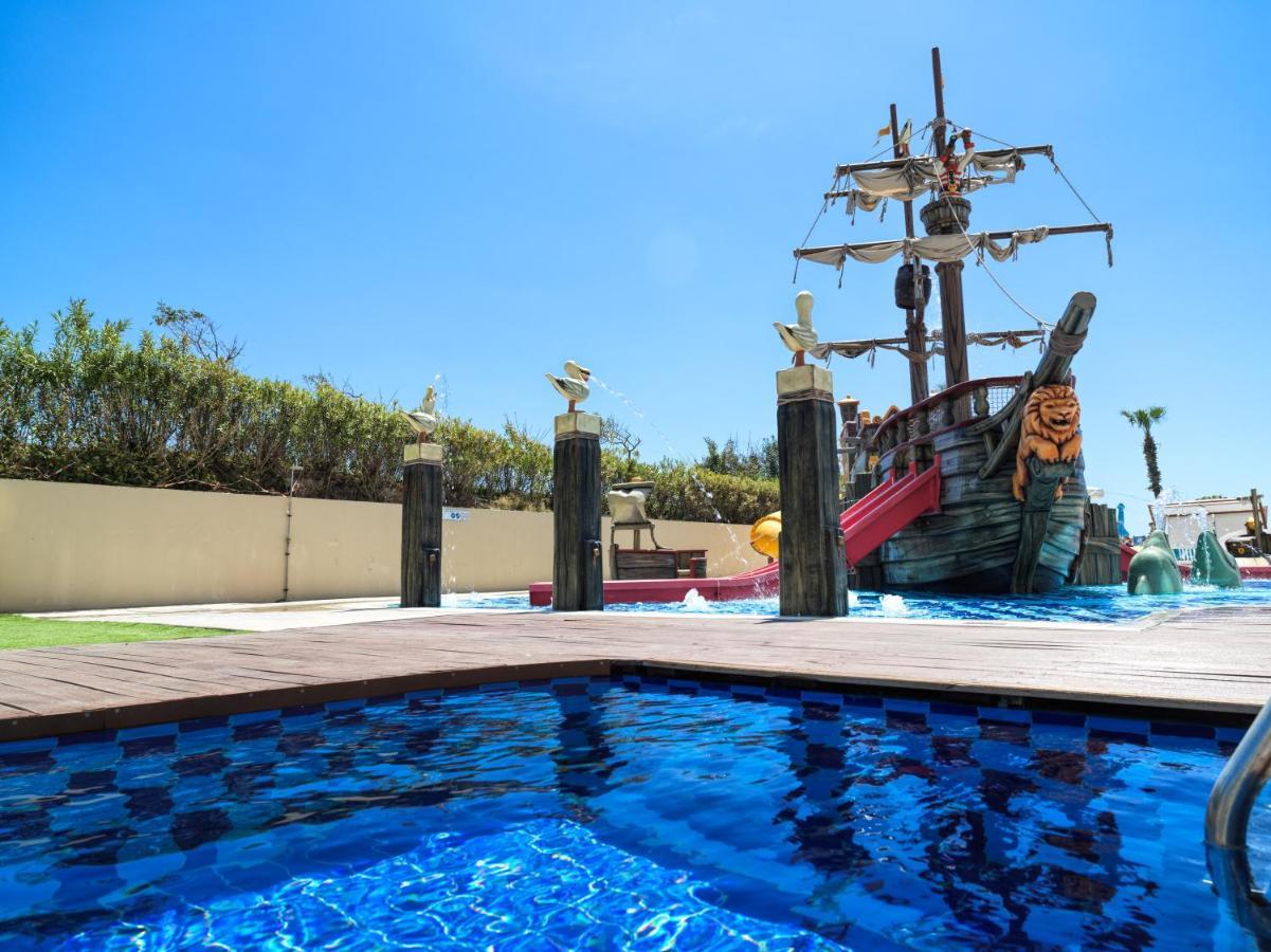 Camera Familiare con Accesso Diretto Piscina e Vista Giardino