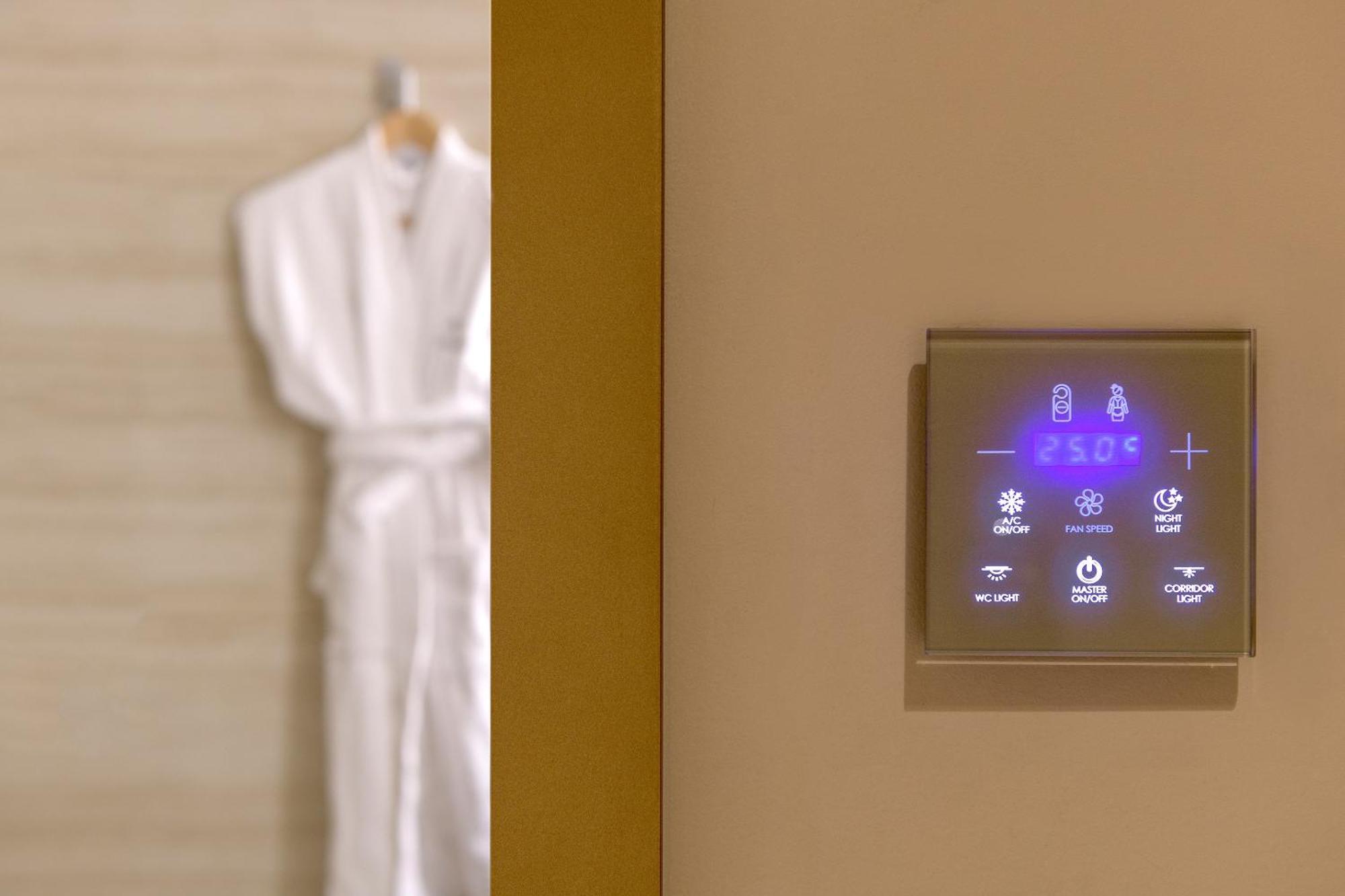 Deluxe Double or Twin Room with Side Sea View,1589231011:JPEG
