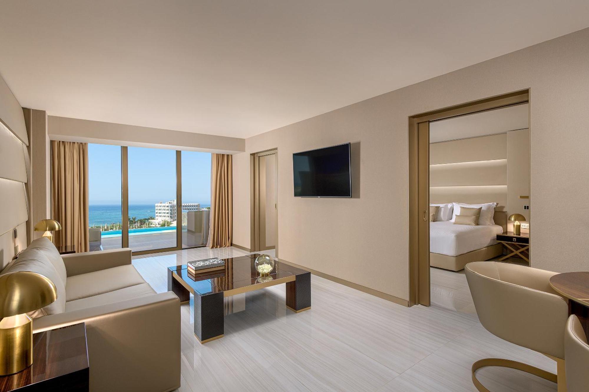 Prestige Swim-Up Suite Sea & Pool View