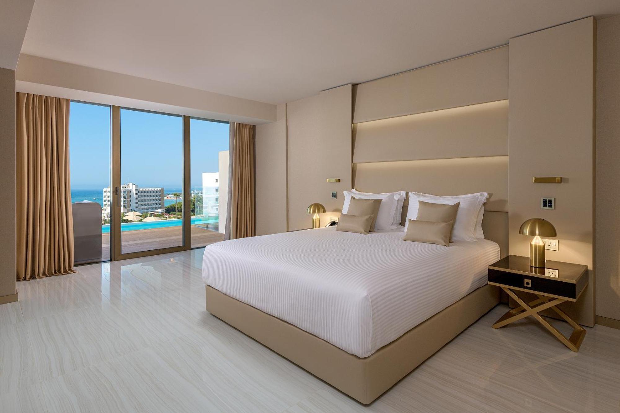Prestige Swim-Up Suite Sea & Pool View