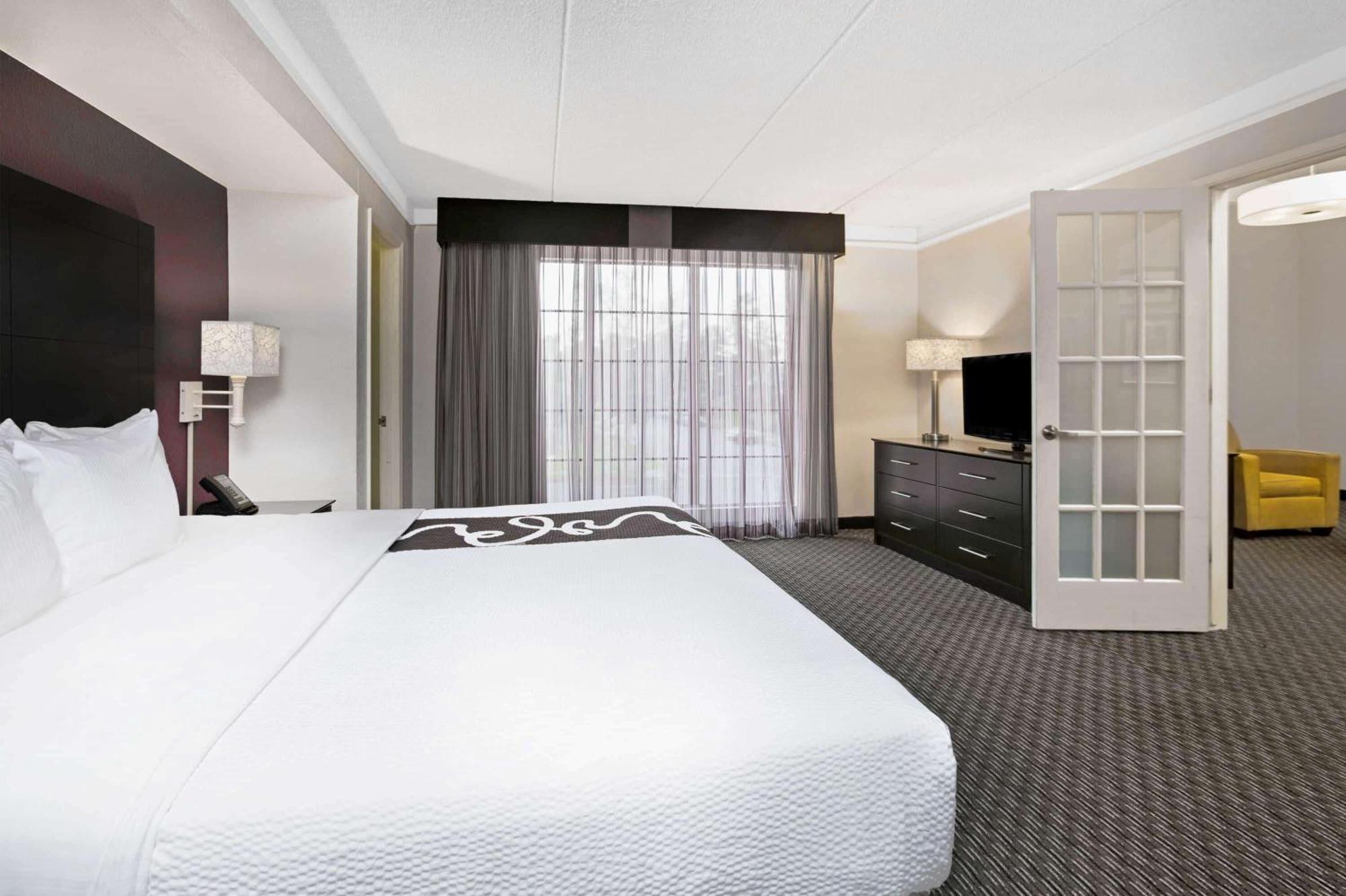Deluxe King Suite - Non-Smoking