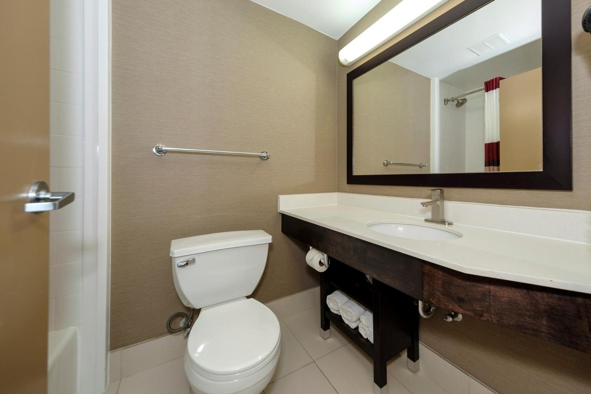 Suite Queen Room with Two Queen Beds with Lake View Non-Smoking