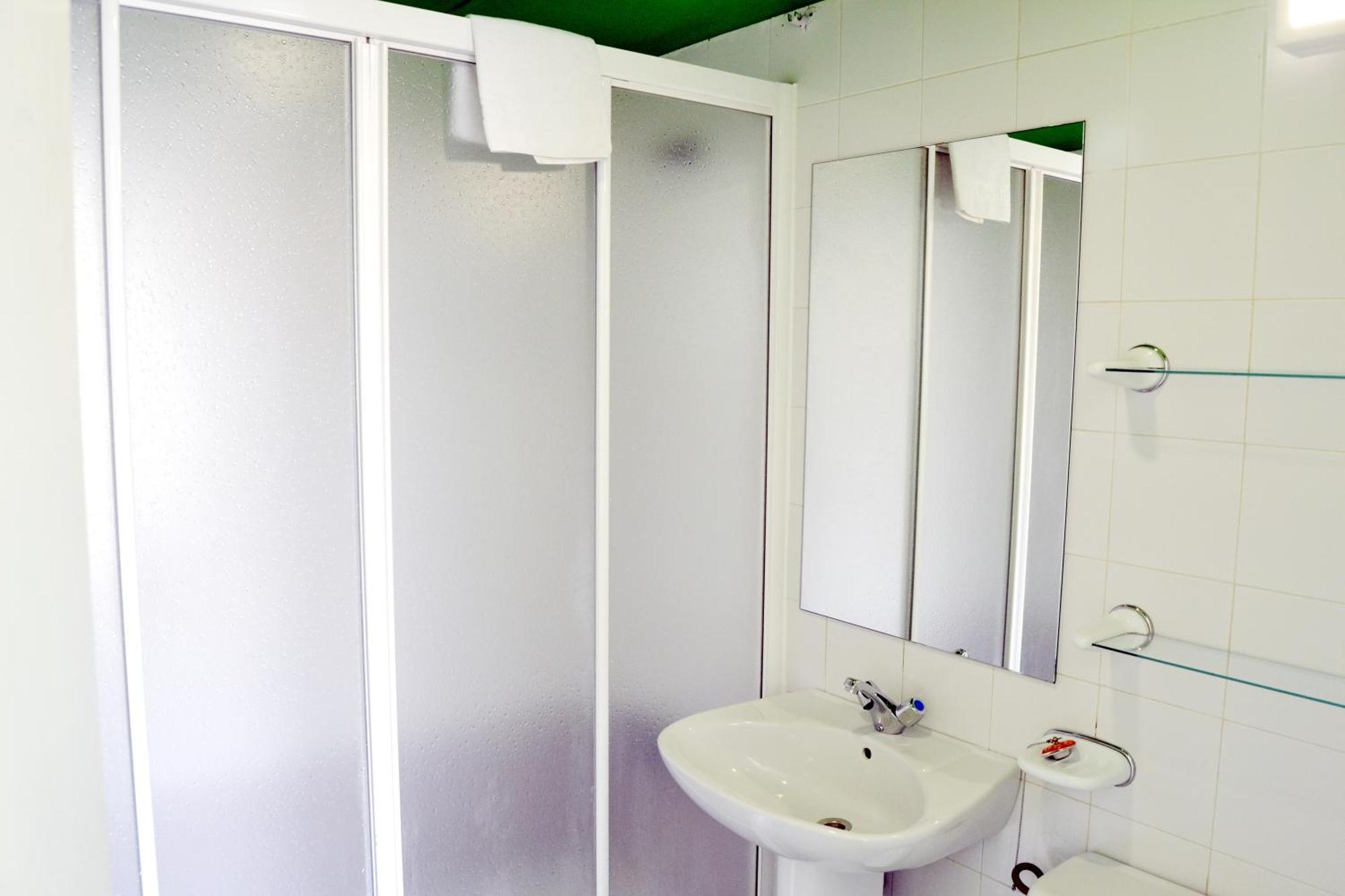Habitación Doble con baño - 2 camas