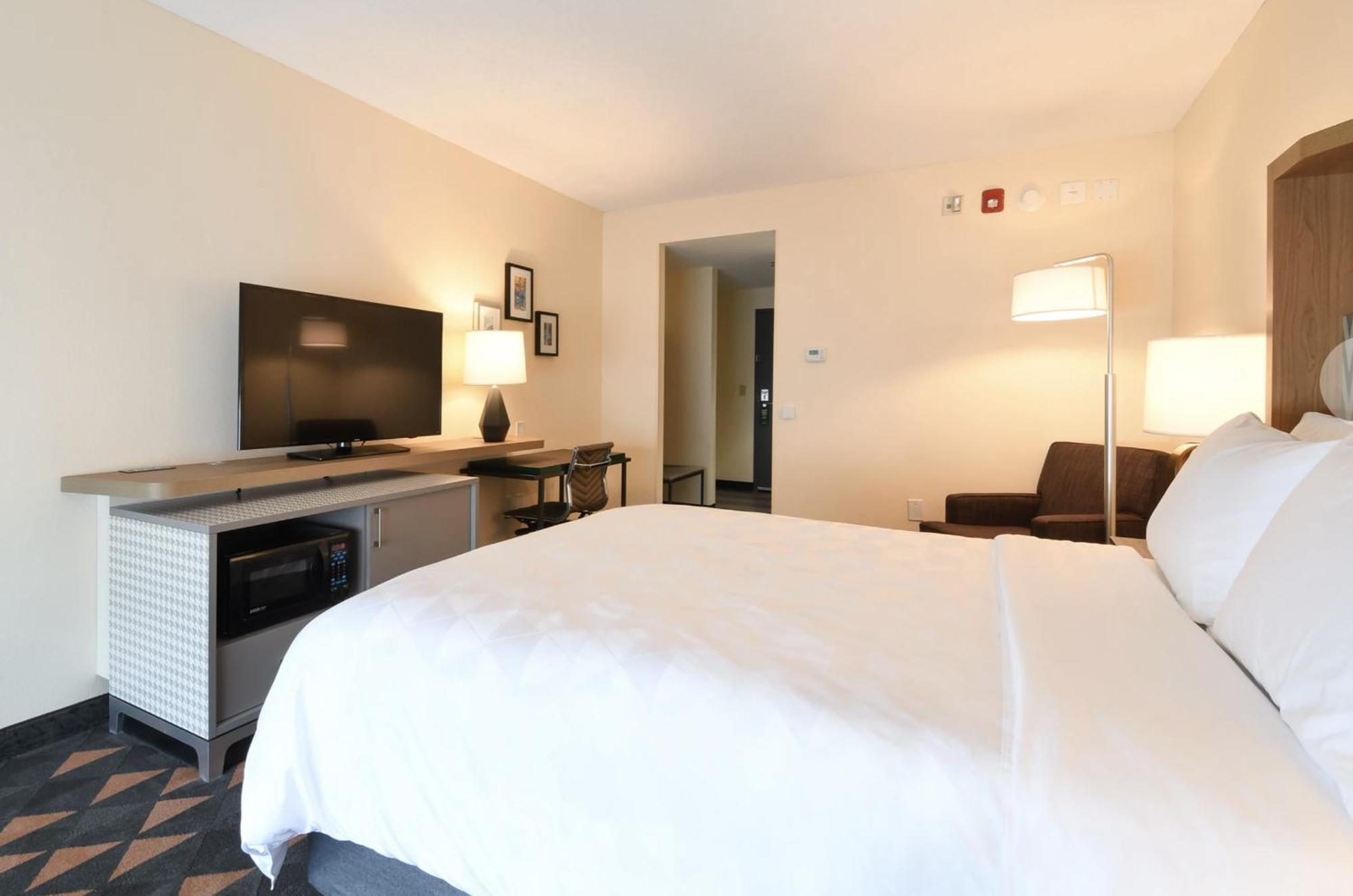 Studio Queen Room with Hearing Accessible Tub - Non-Smoking