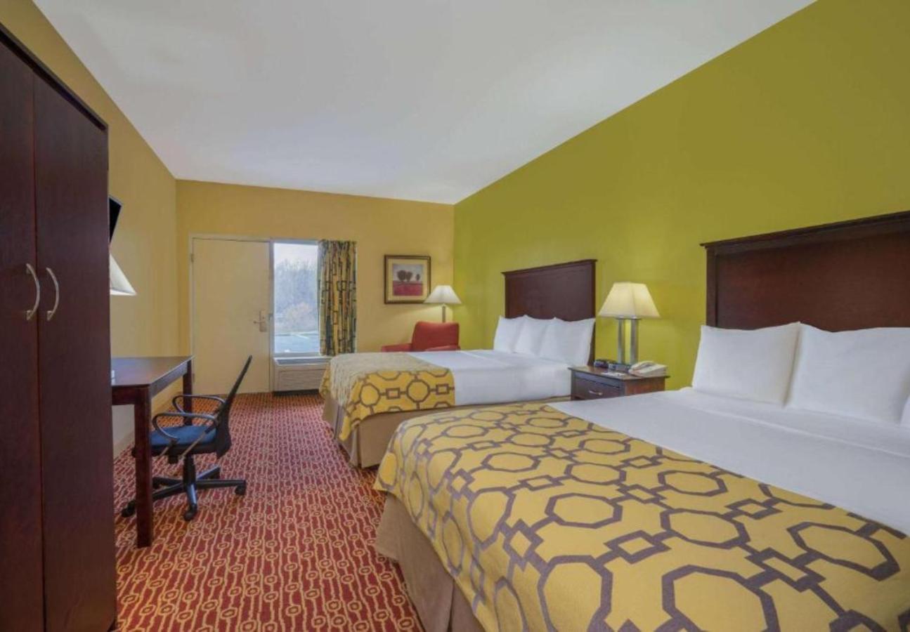 Queen Room with Two Queen Beds - Non-Smoking,1281092374:JPEG