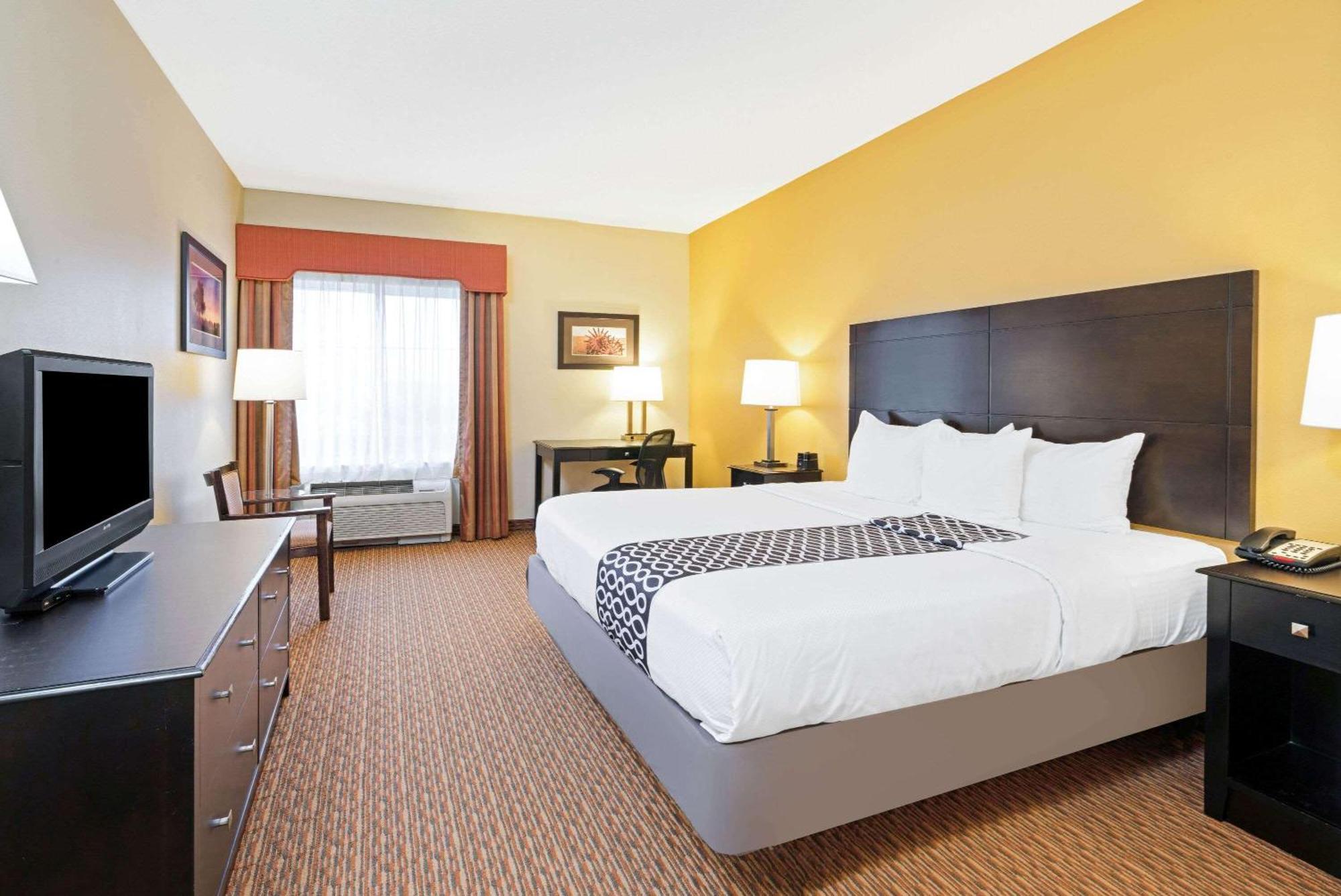 Deluxe Executive King Room Mobility or Hearing Impaired Access Non-Smoking,1645668977:JPEG