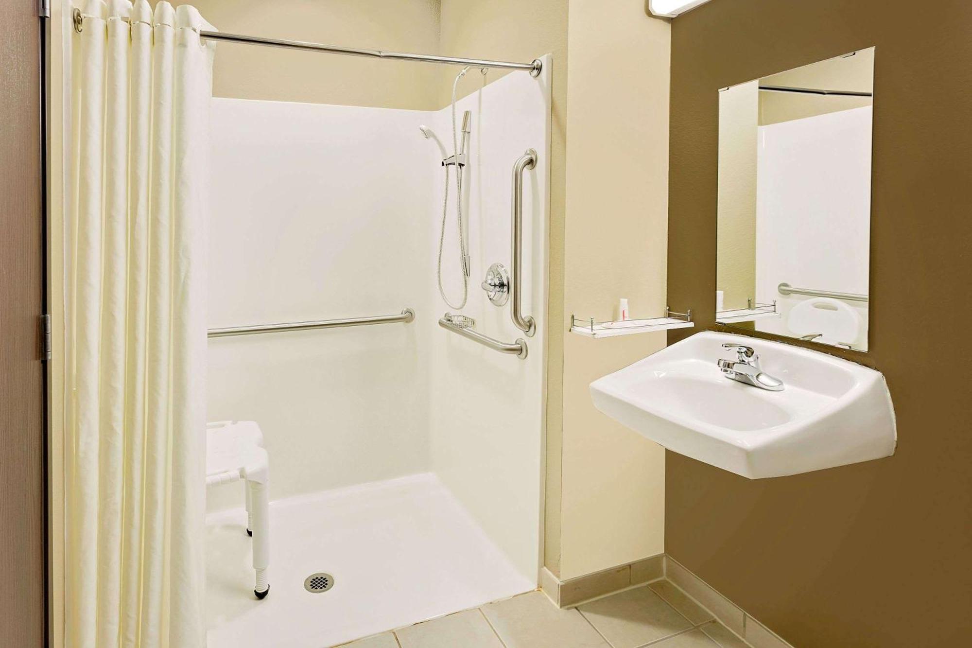 Queen Studio Suite Mobility Access or Non-Smoking,1284360772:JPEG