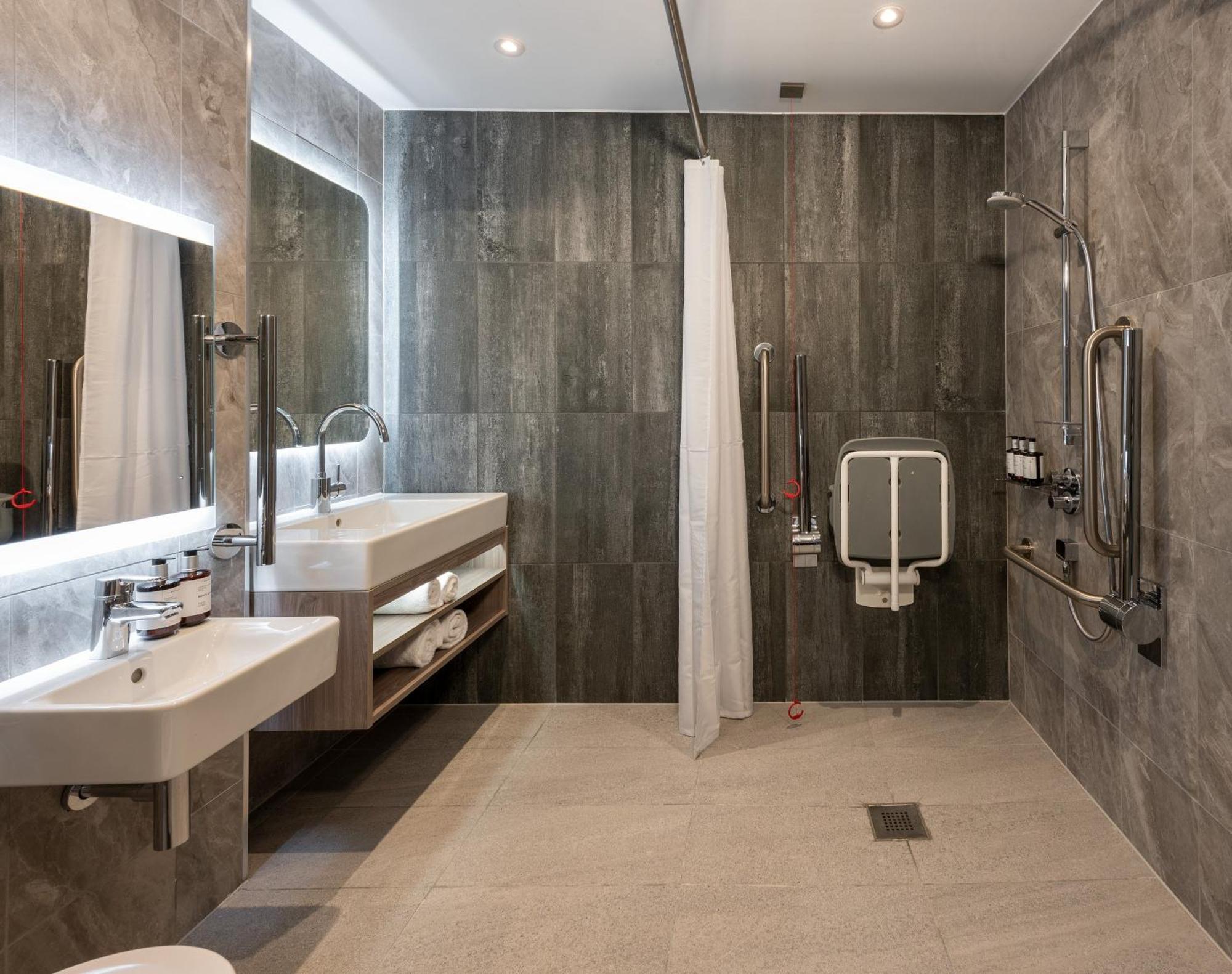 Standard Queen Room Disability Access