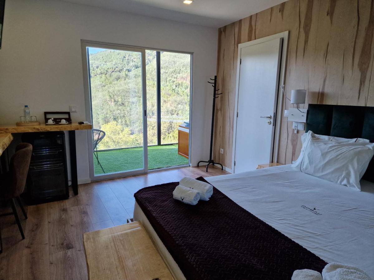 Habitación con cama extragrande y bañera de hidromasaje