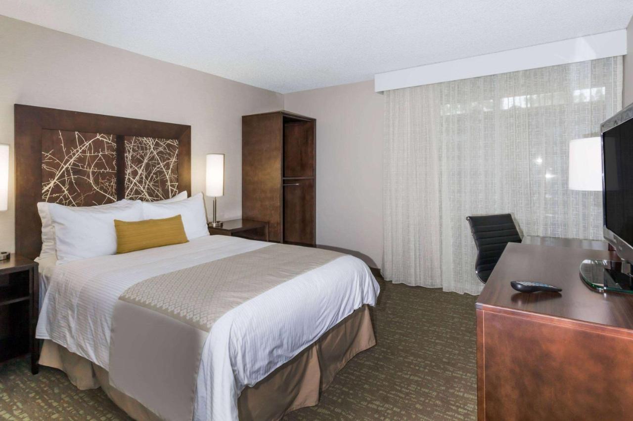 Queen Room with Bathtub Grab Bars - Mobility Access/Non-Smoking