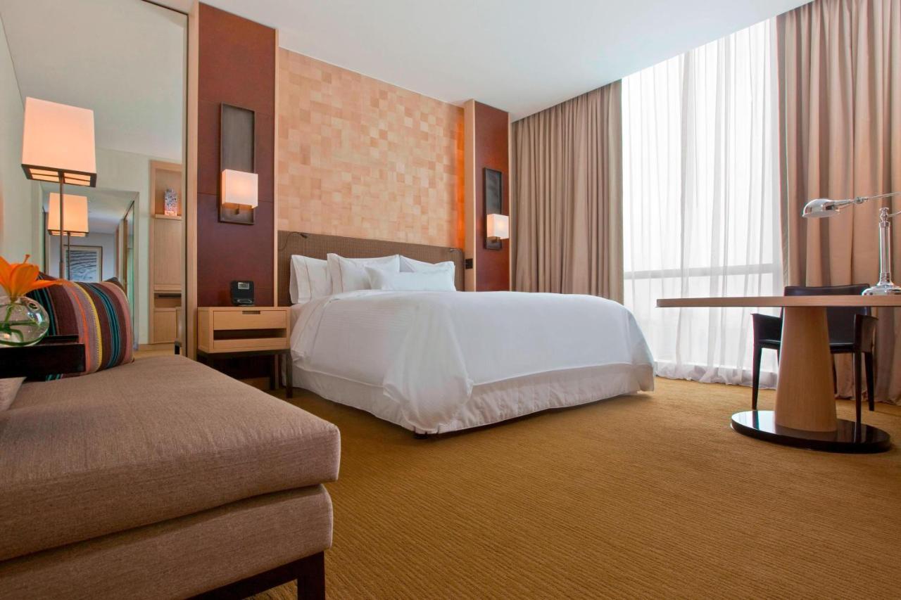 Deluxe Guest Room 1 King Low floor