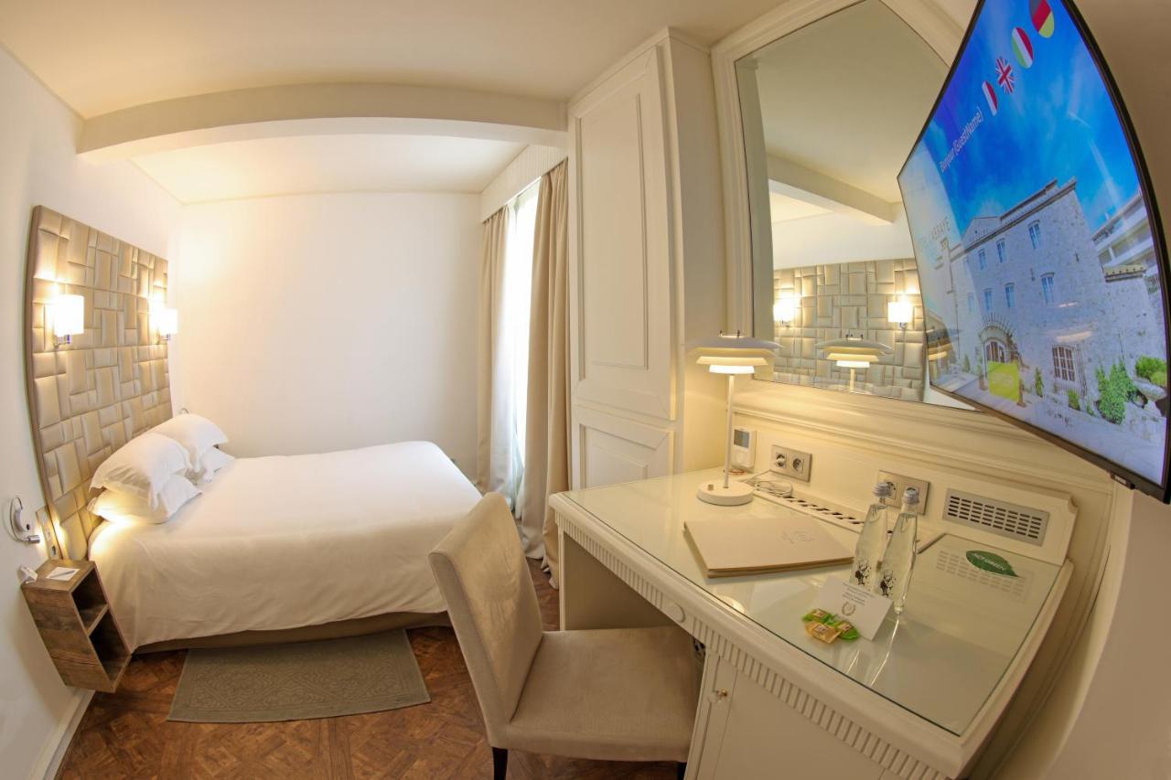 Habitación con terraza y vistas a la ciudadela y al mar