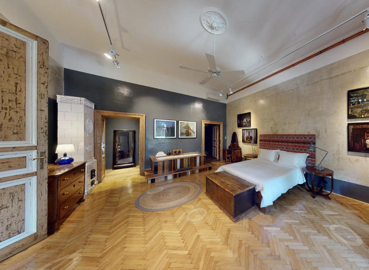 Habitación con cama extragrande y vistas al jardín
