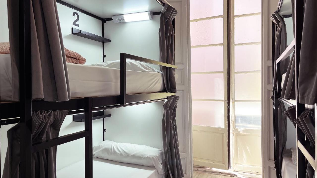 Cama num Dormitório com 6 Camas e Casa de Banho Partilhada