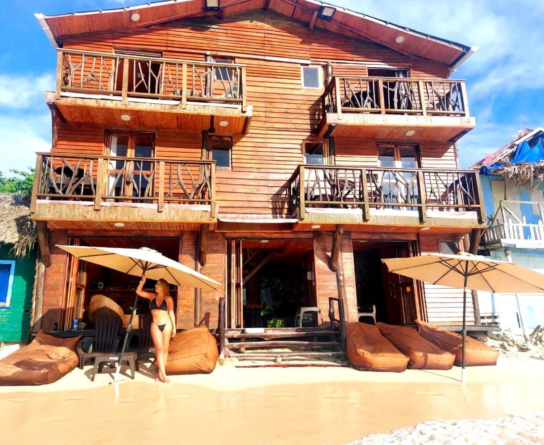 Habitación con cama grande y vistas al mar