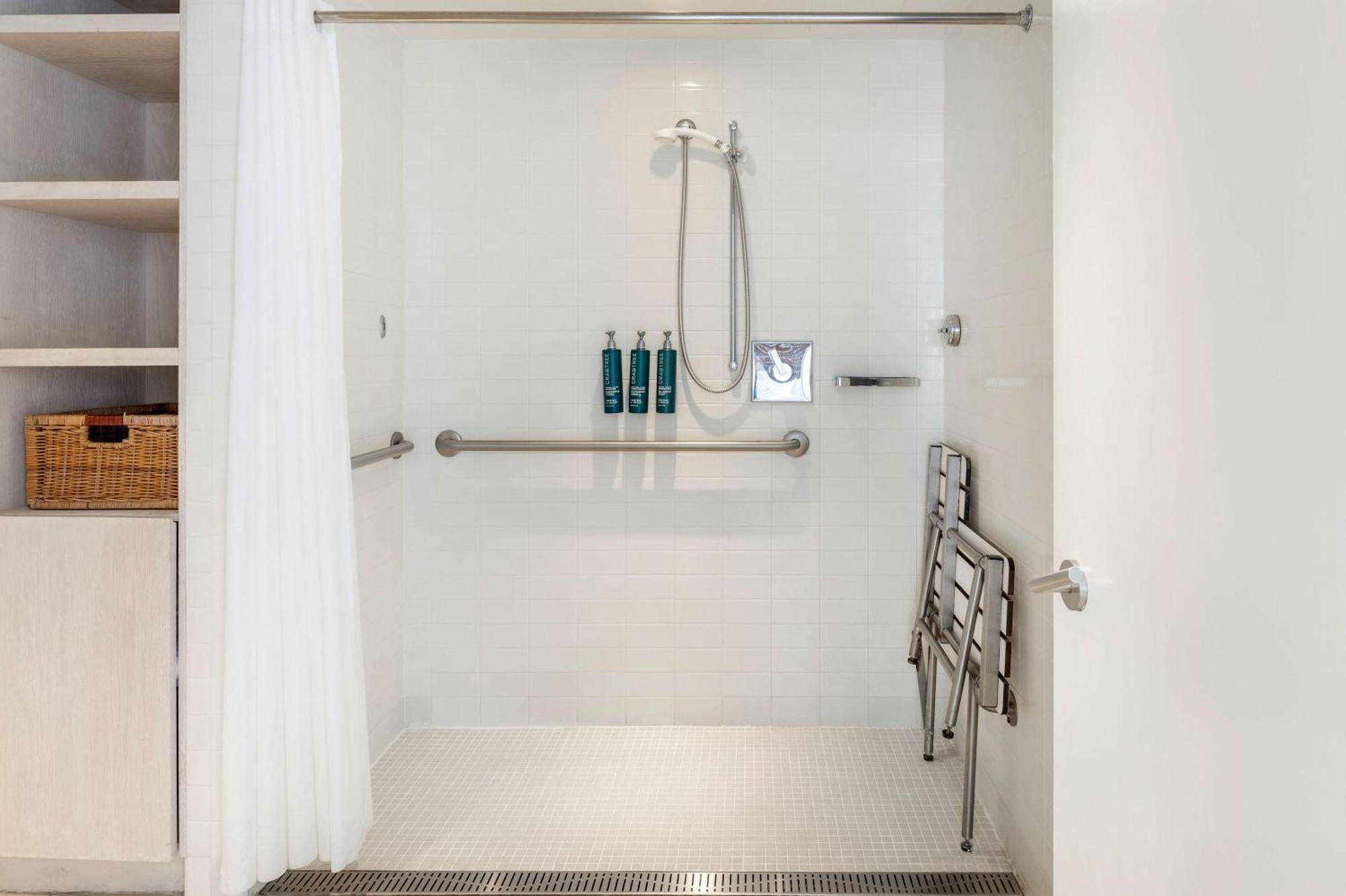 King Room Bath Tub City View Mobility Accessible