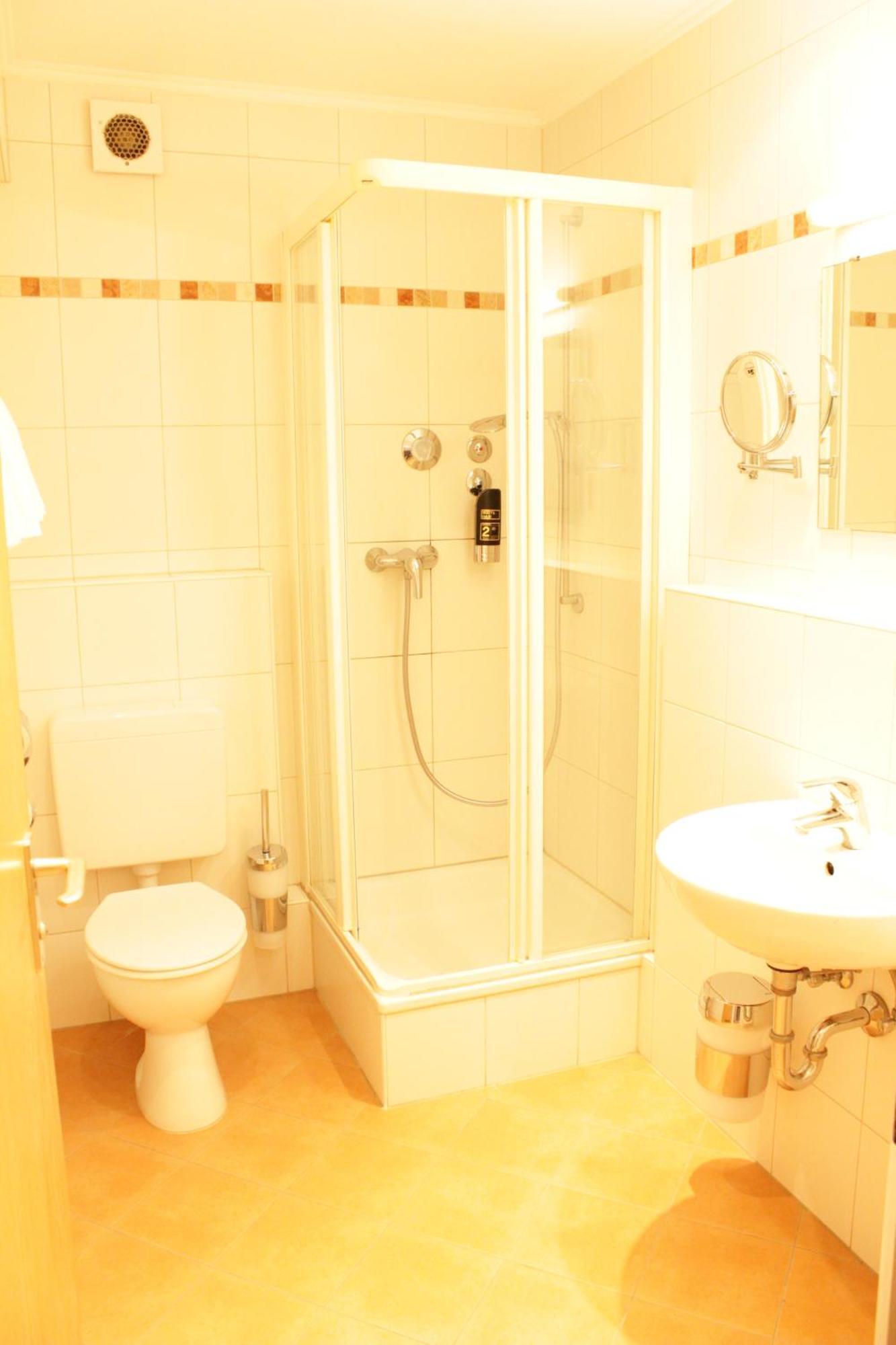 Familienzimmer mit Dusche