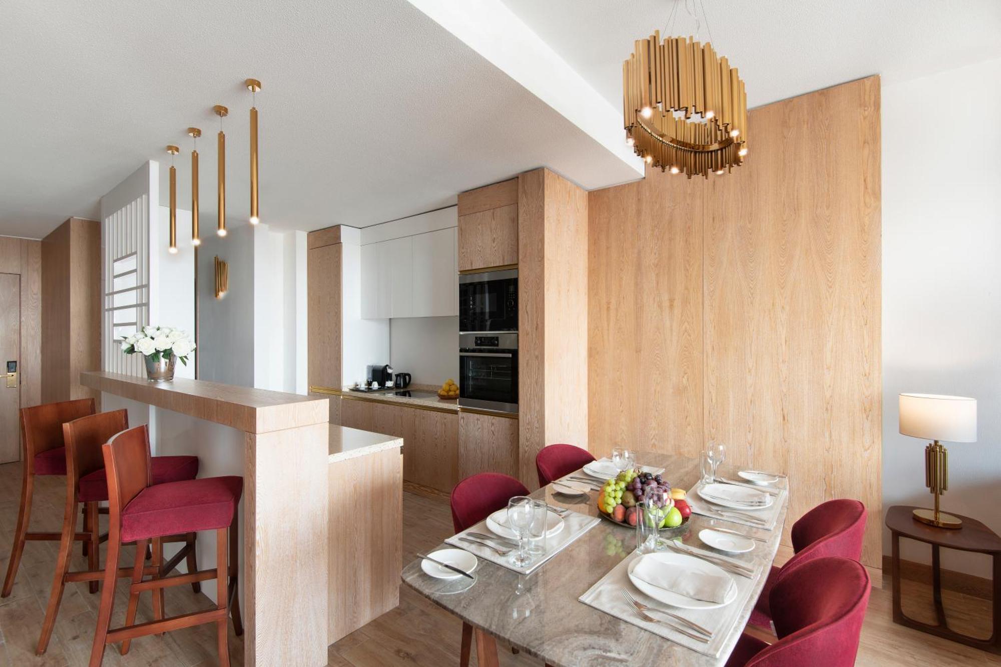 One Bedroom Suite King Executive City View Westbay Beach Access