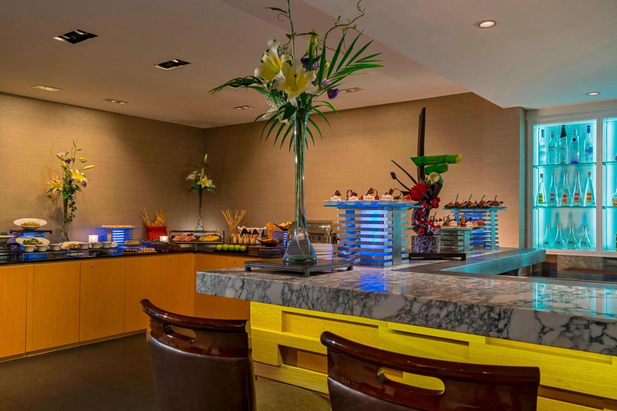 Westin Executive Club Lounge Access Deluxe Guest Room 1 King High Floor
