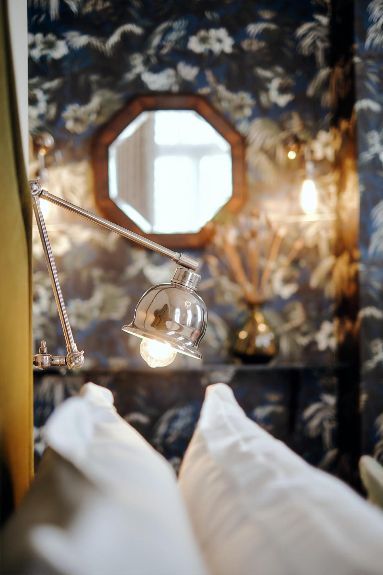 Queen Room,1541348350:JPEG