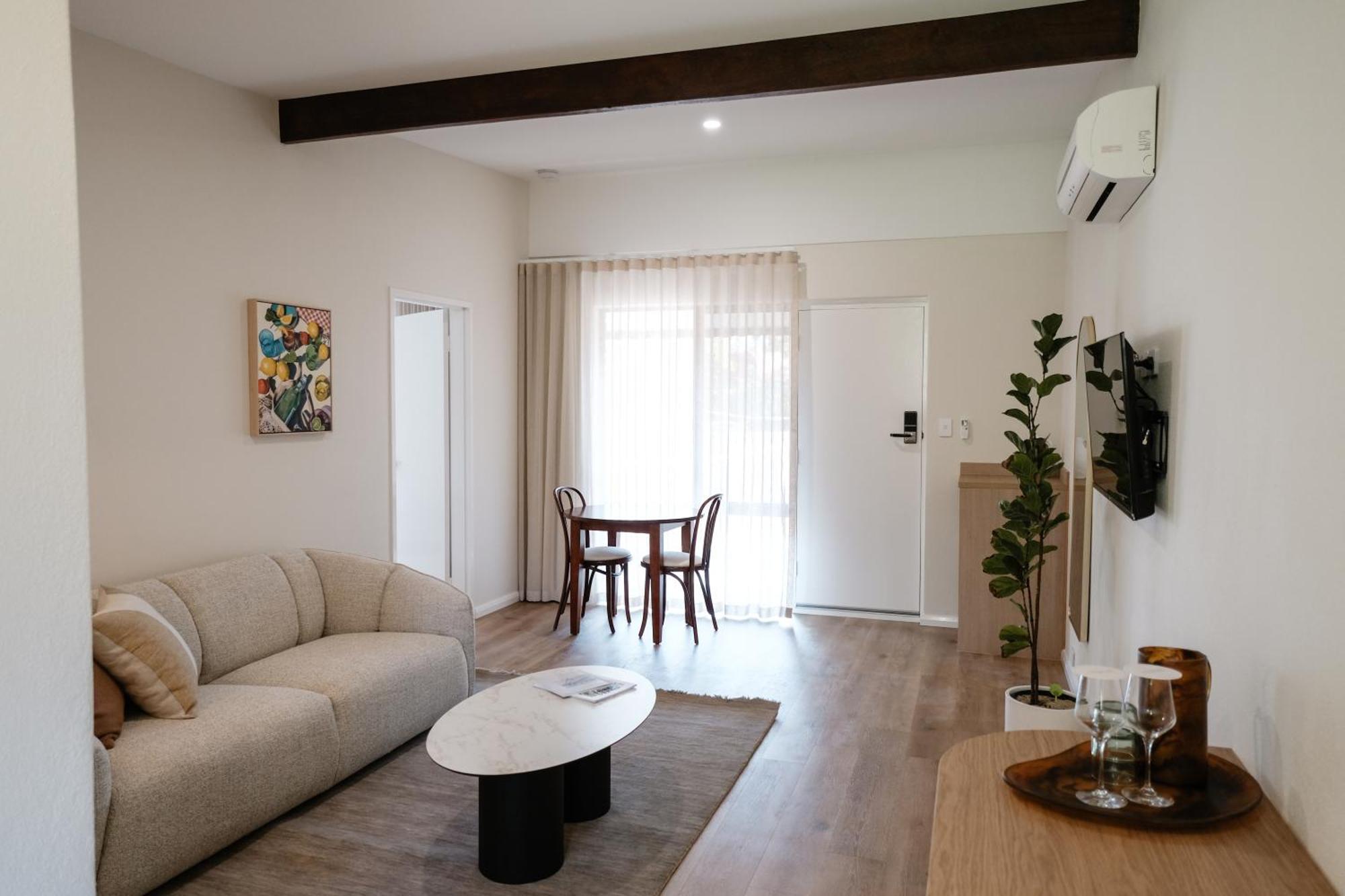 Deluxe One-Bedroom Apartment,1643767205:JPEG