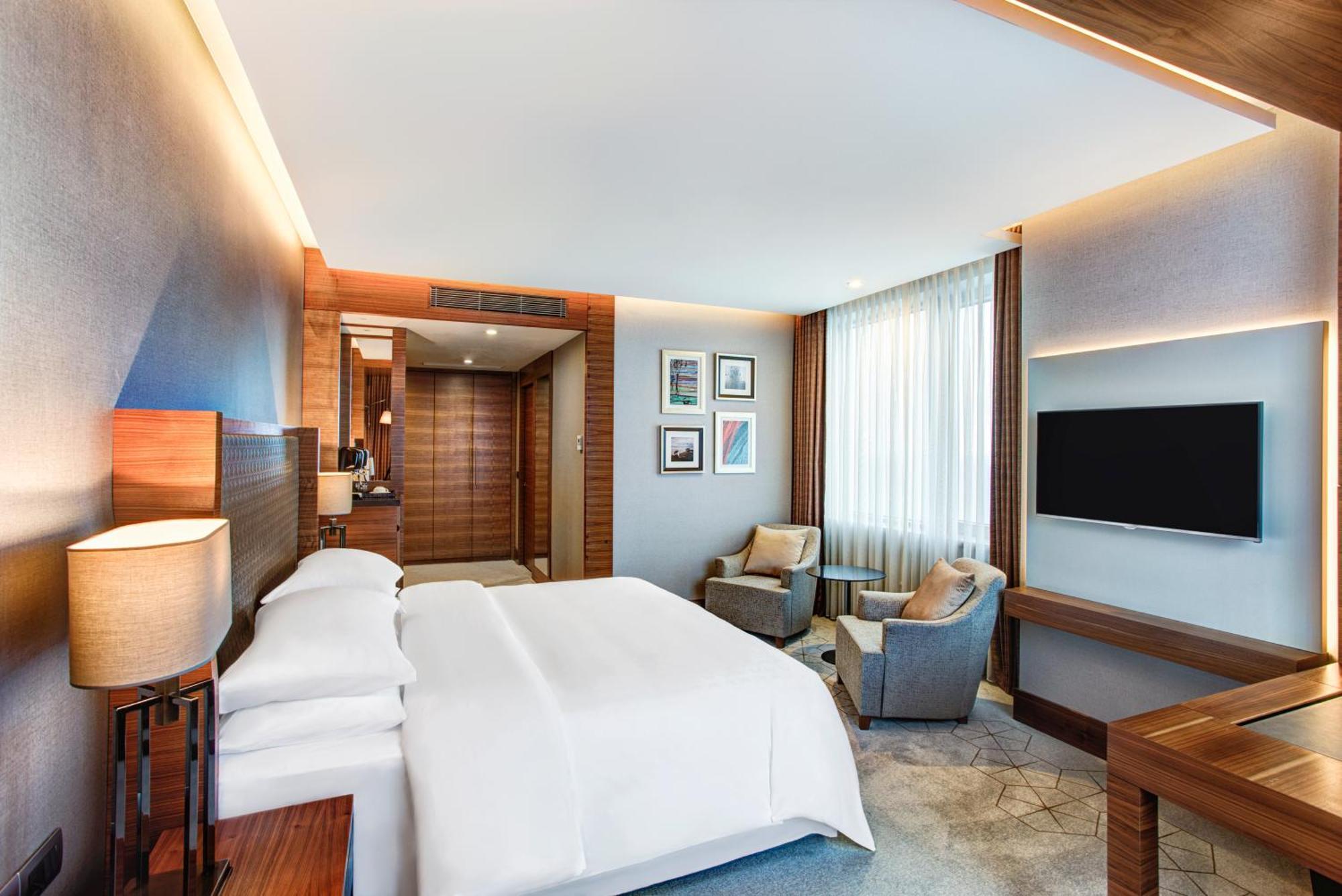 Deluxe Grand Room with King Bed - City and Sea View,1543467076:JPEG