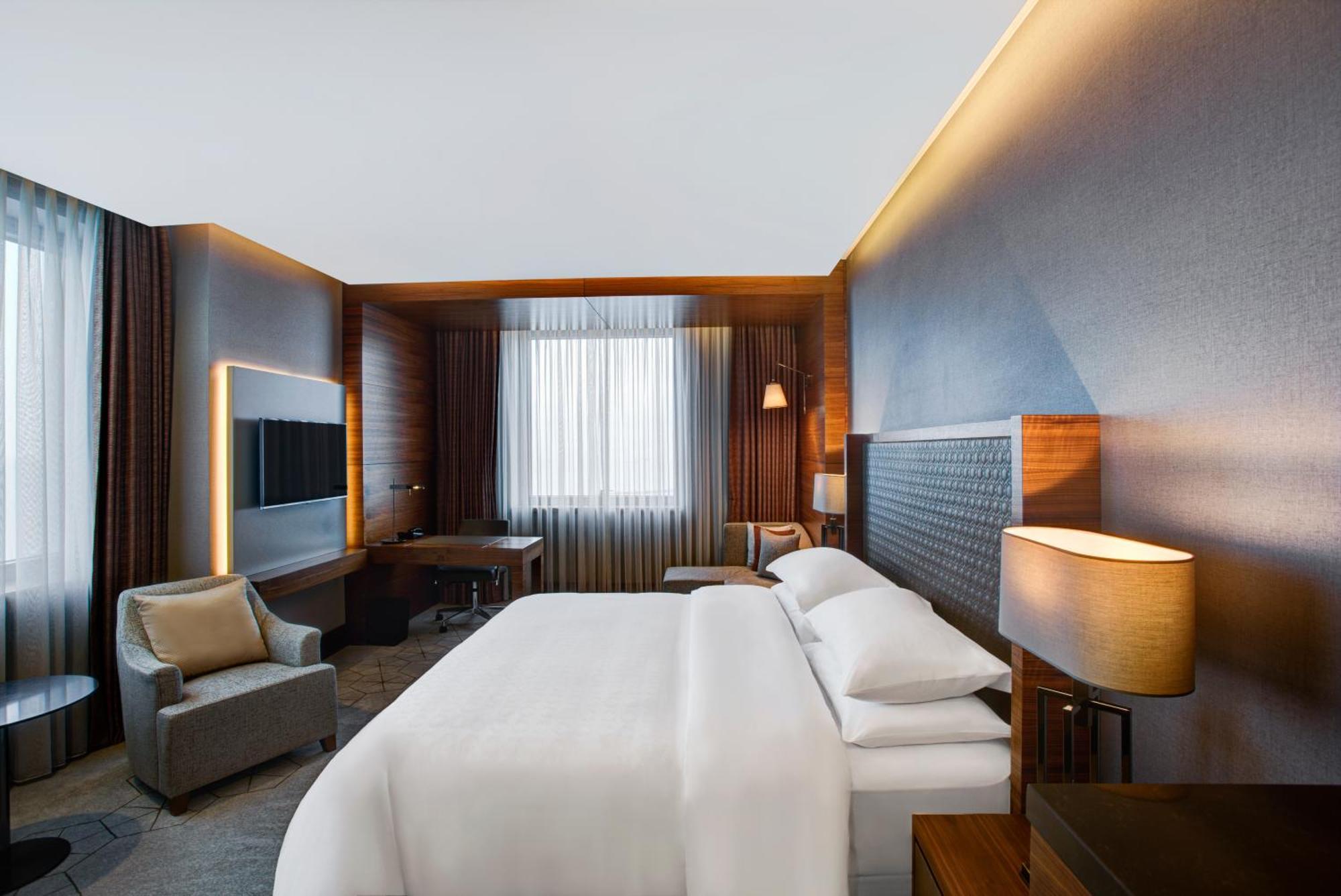 Deluxe Grand Room King Bed City Sea View