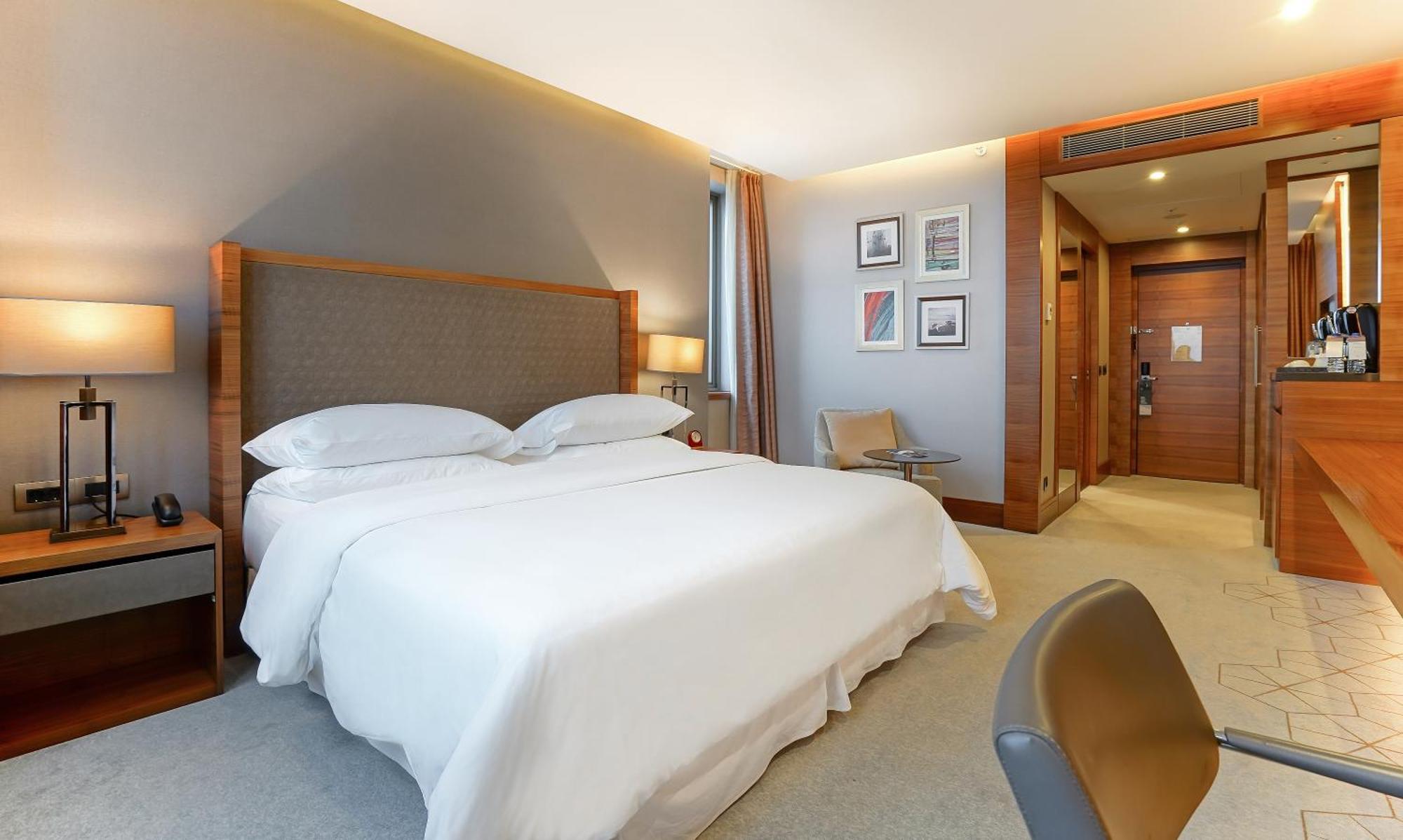 Junior Deluxe Guest room King Harbor view