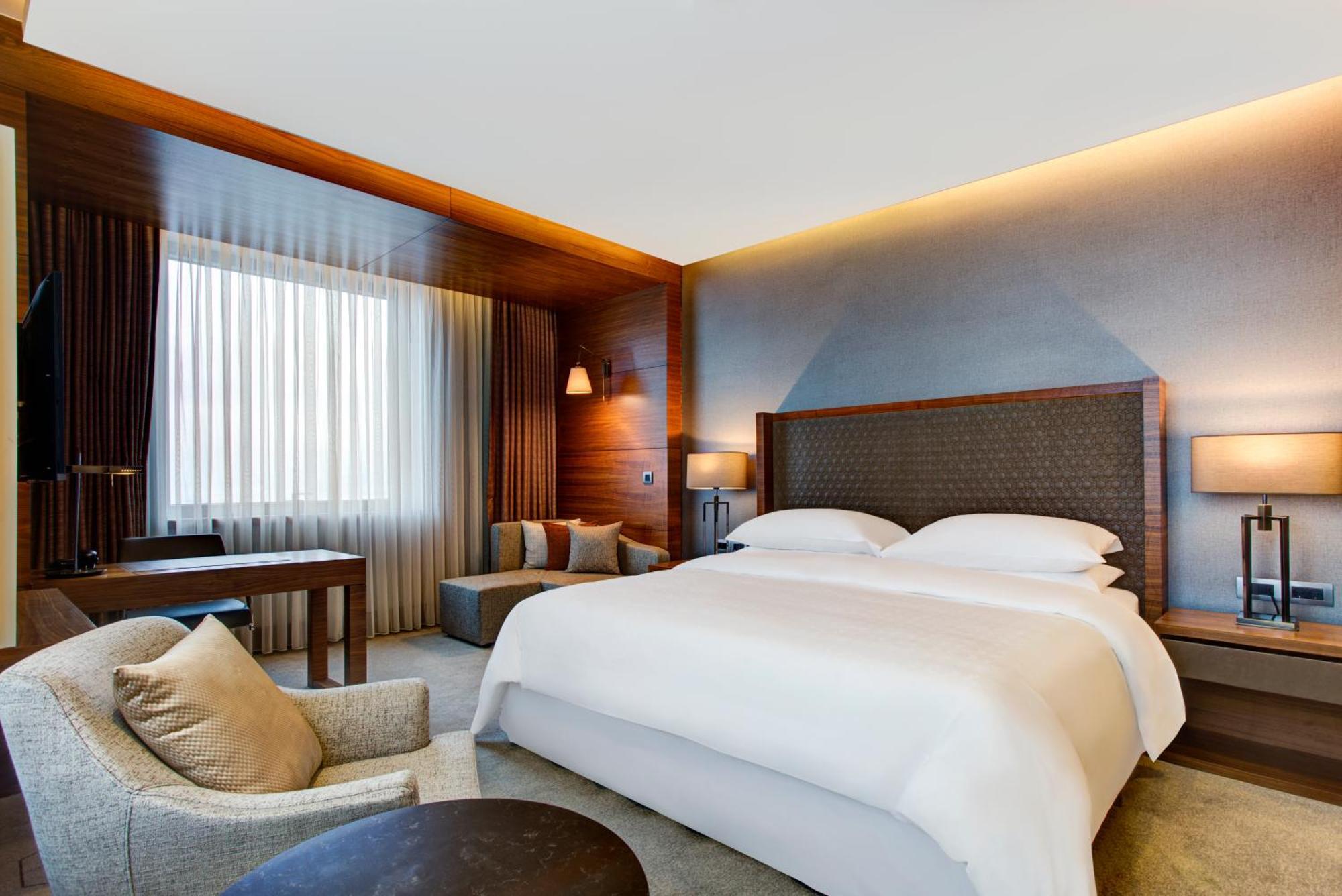 Deluxe Grand Room King Bed City Sea View