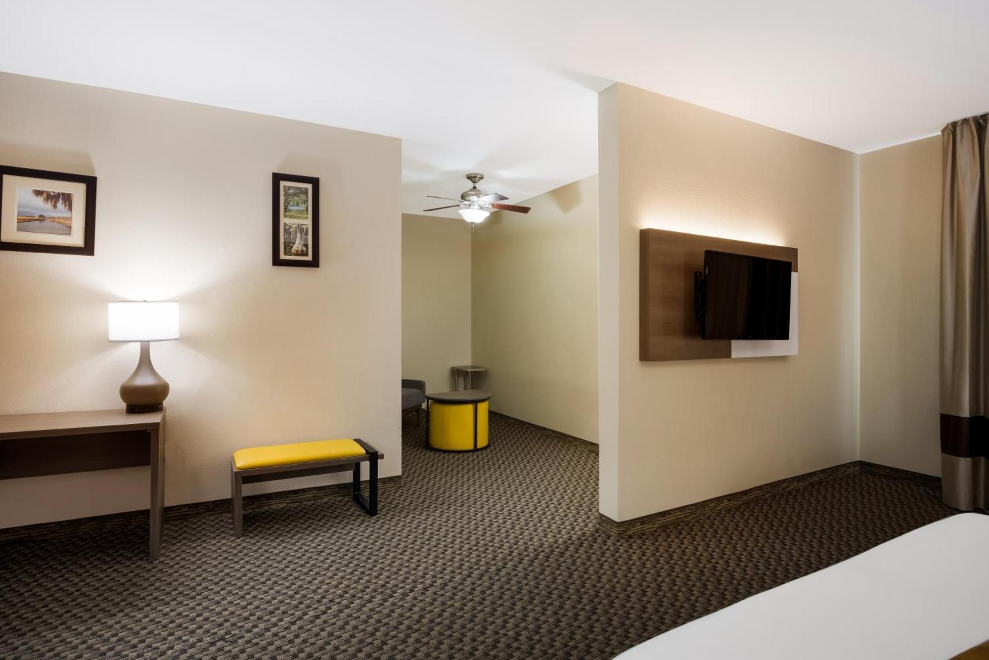 King Suite - Accessible/Non-Smoking