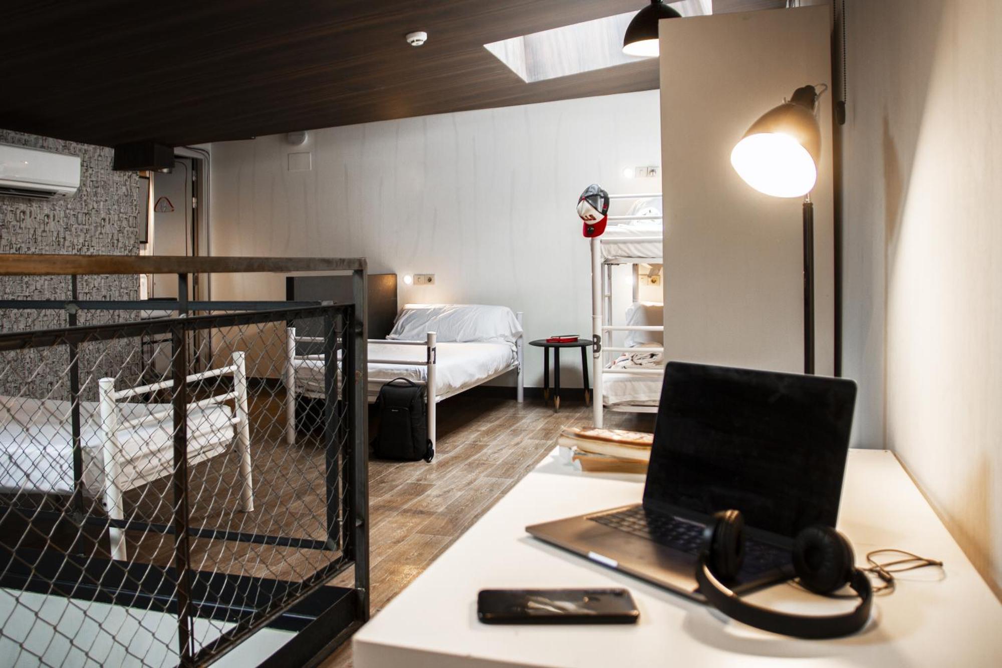 Bed in een Gemengde Maisonnette/Duplex Slaapzaal met 11 Bedden en Eigen Badkamer