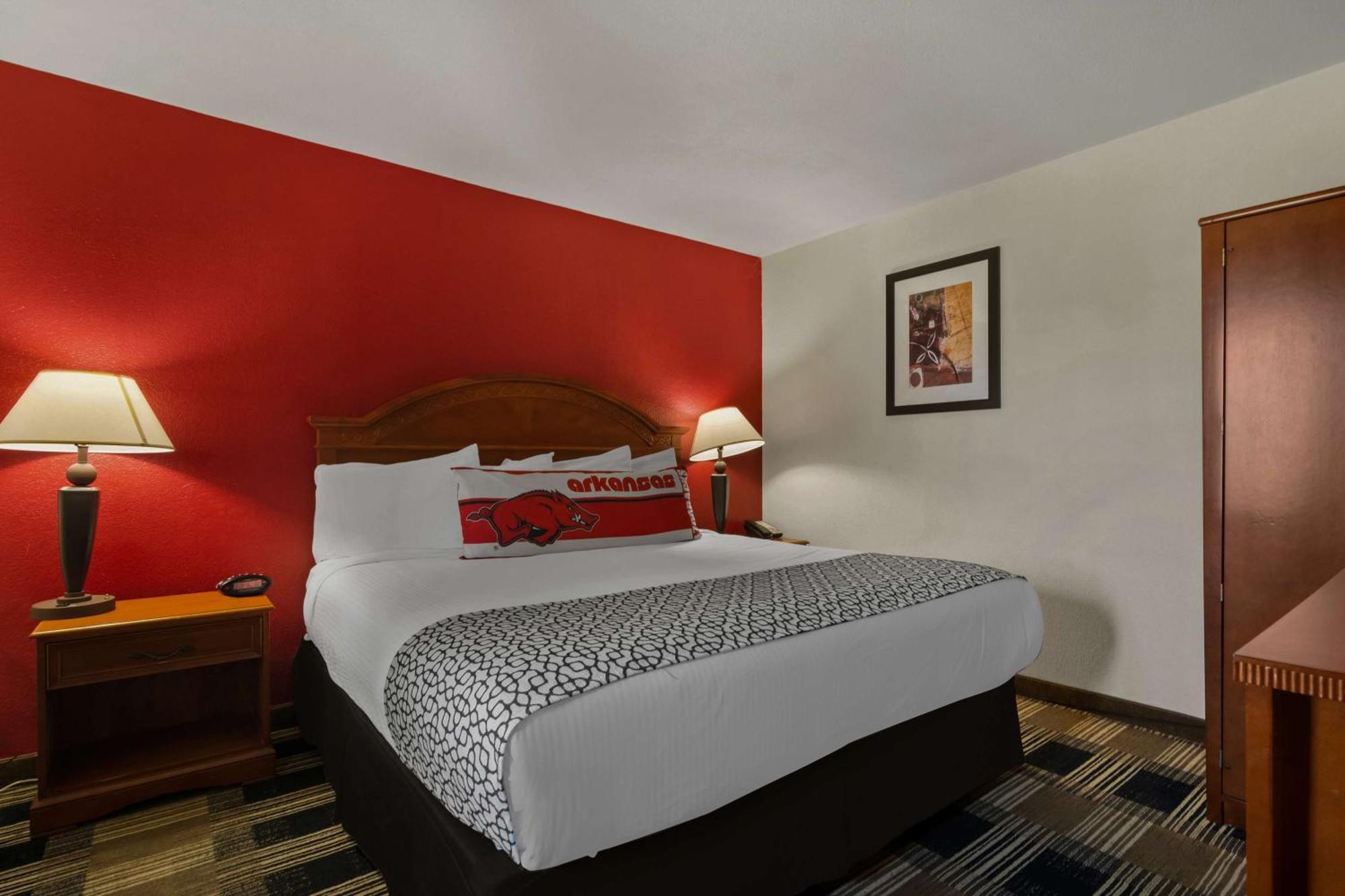 King Suite with Sofa Bed, Wet Bar and Shower - Non-Smoking