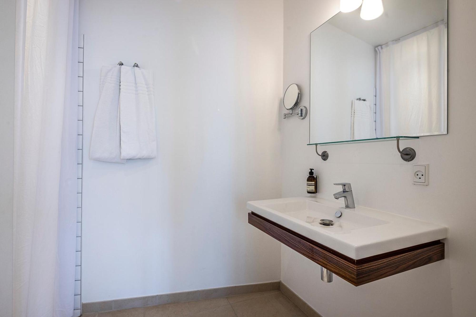 Courtyard Double Room Shower