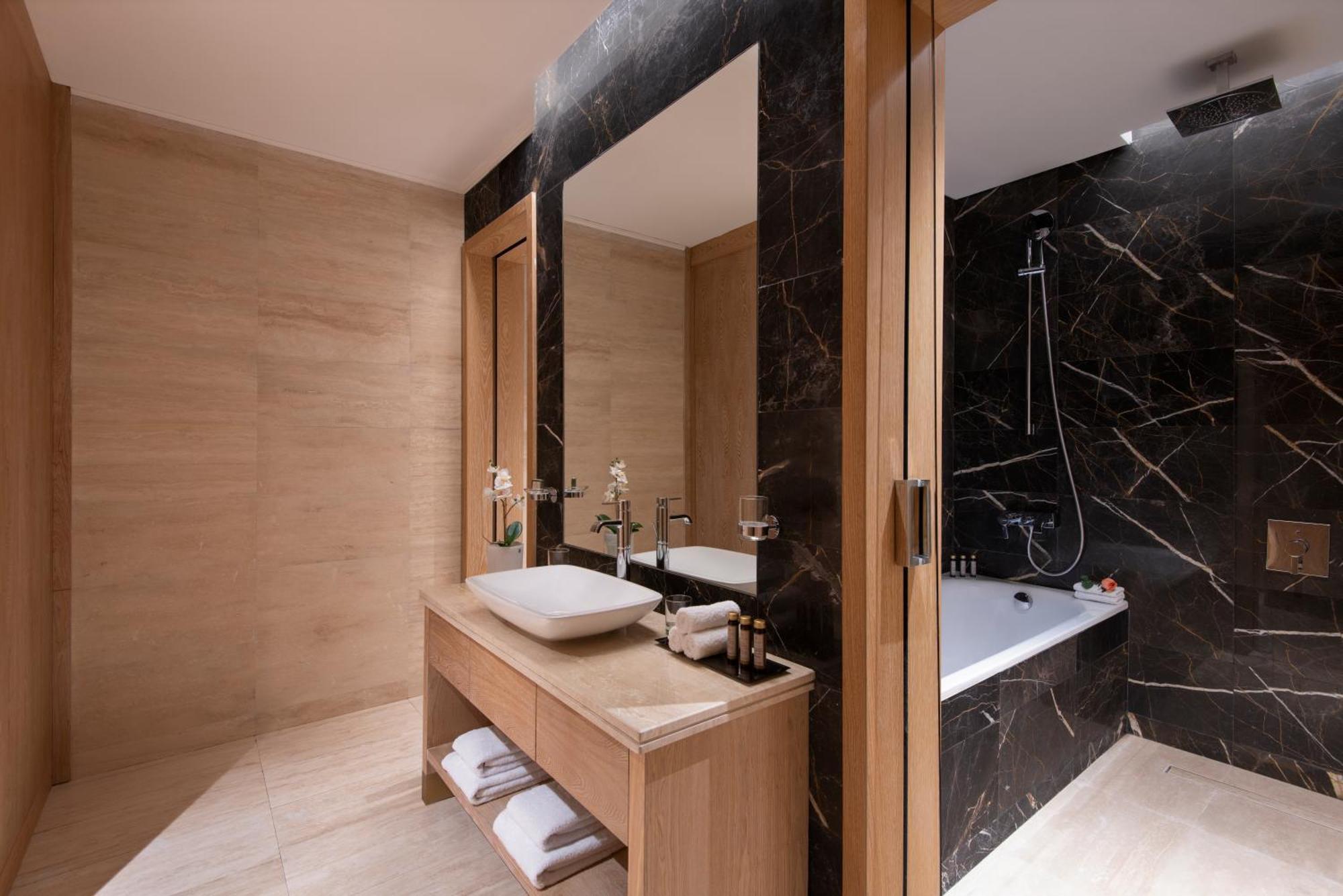 One Bedroom Suite King Executive Sea View Westbay Beach Access