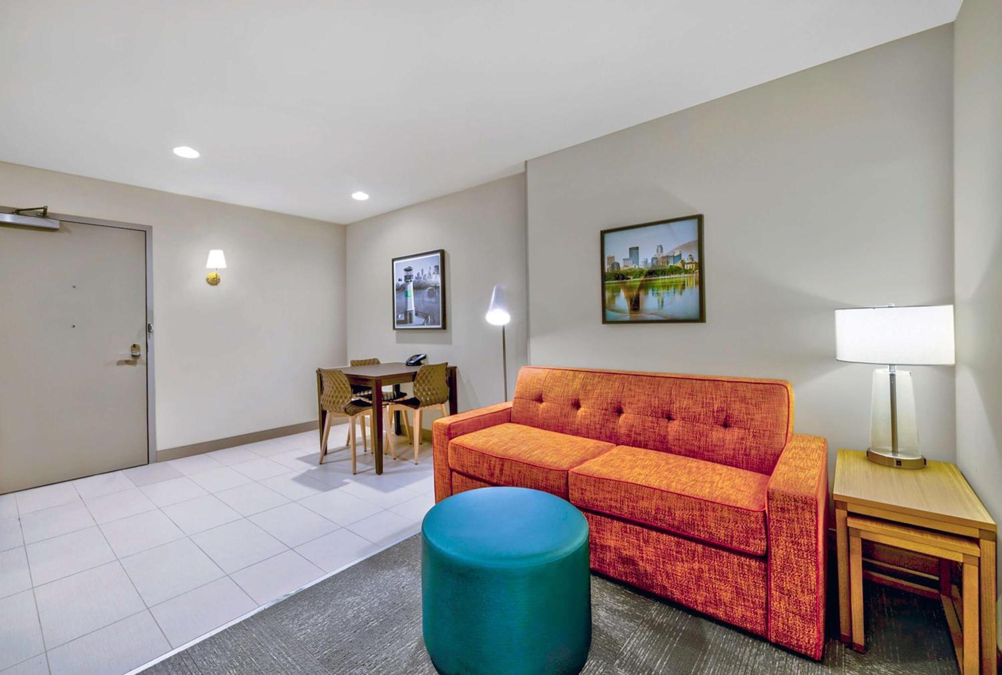 One-Bedroom Queen Suite - Non-Smoking