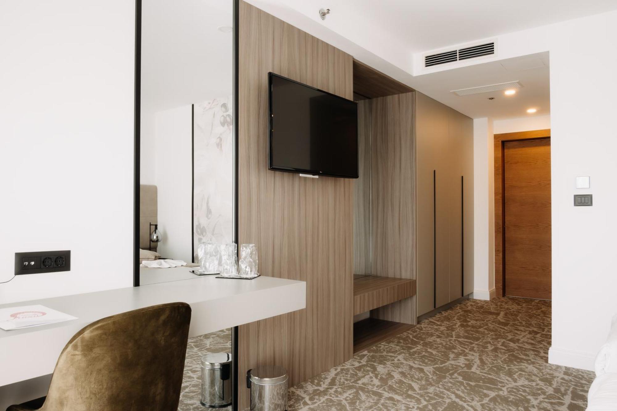 Deluxe Double Room Balcony Partial Sea View