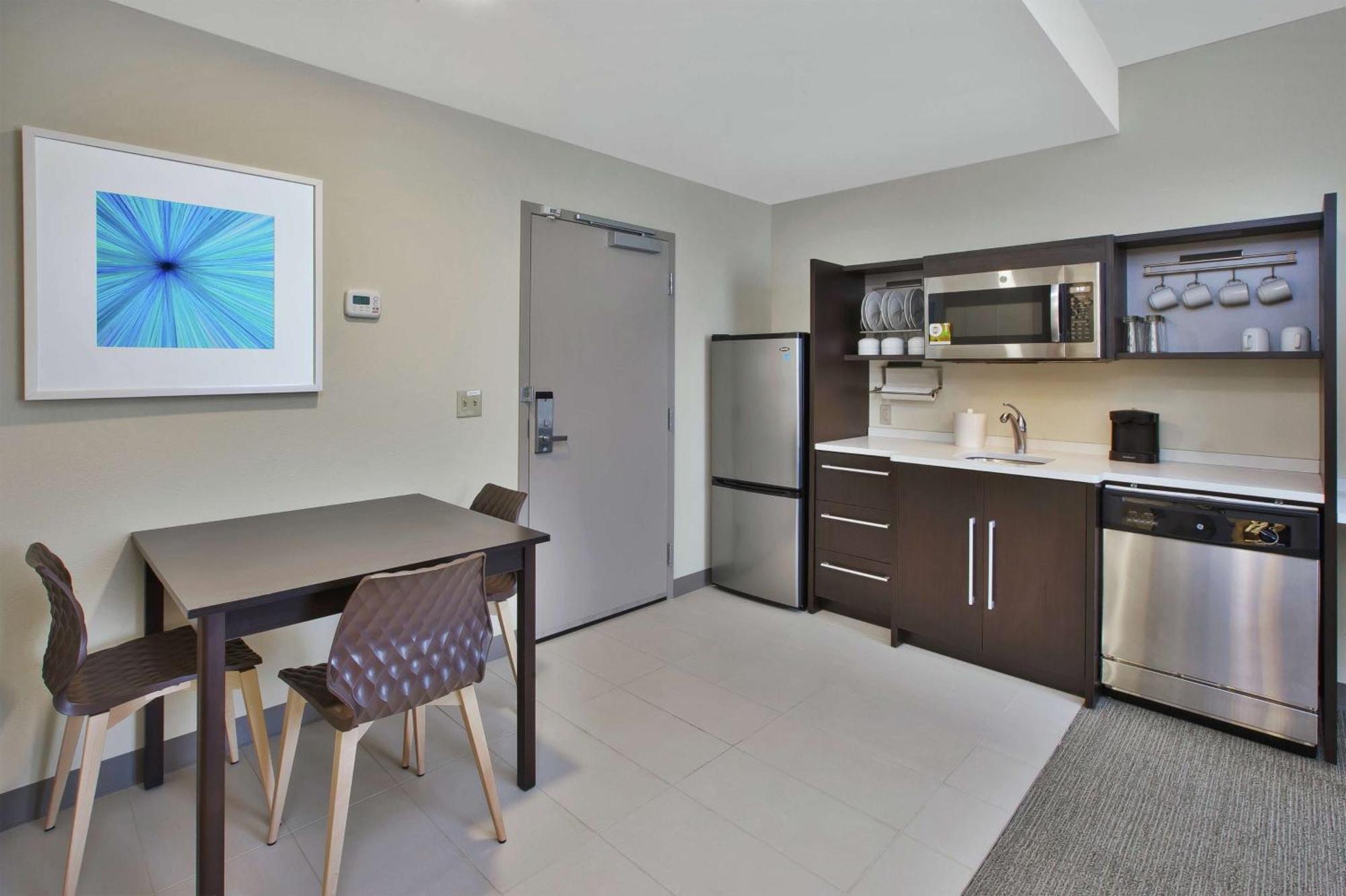 One-Bedroom Queen Suite - Non-Smoking